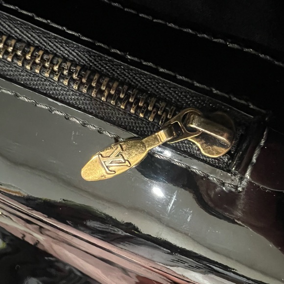 LOUIS VUITTON LV LOGO GOLD BLACK PATENT LEATHER SOBE CLUTCH BAG PURSE - Picture 13 of 13